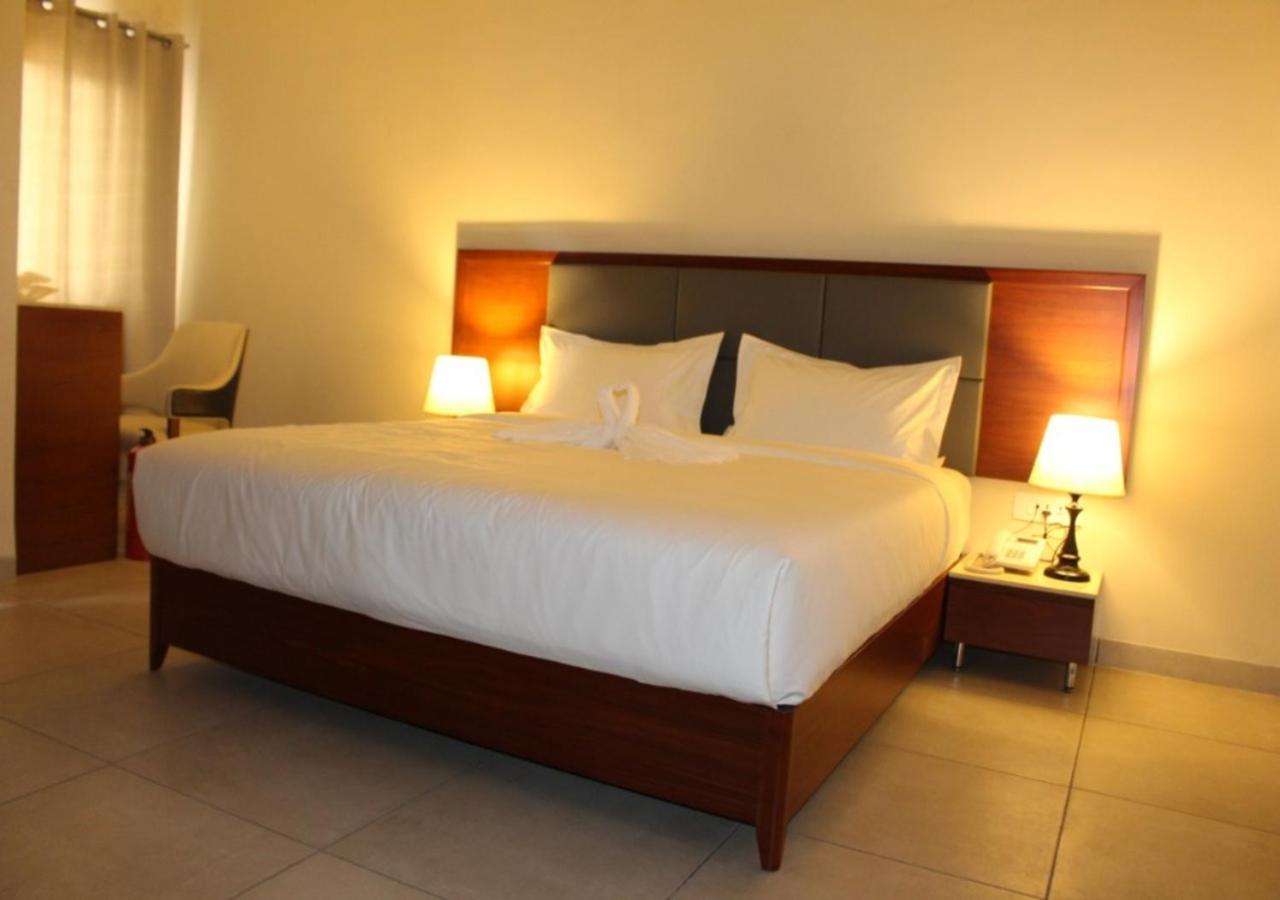 Ixoras Hotel Kinshasa Buitenkant foto