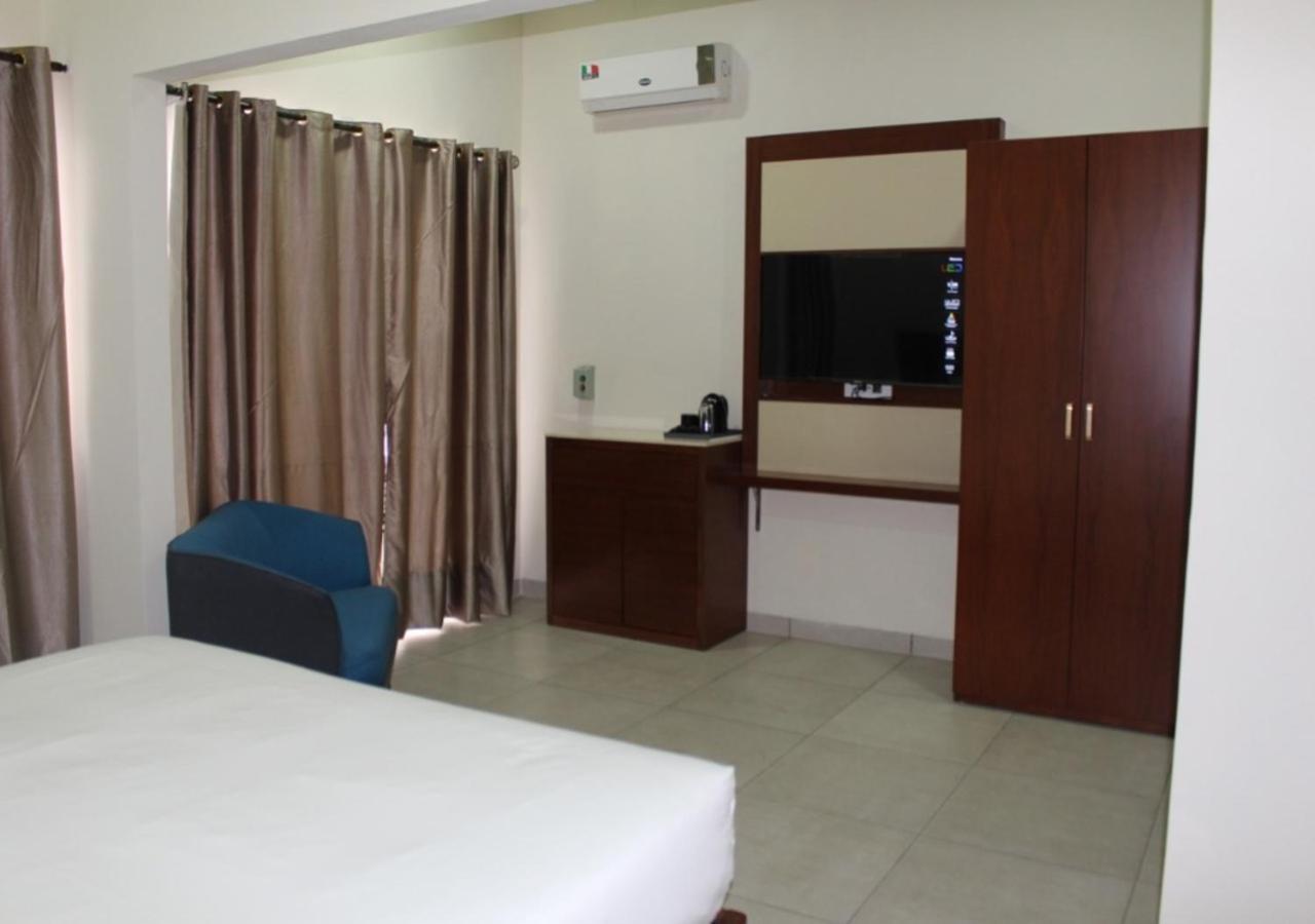 Ixoras Hotel Kinshasa Buitenkant foto
