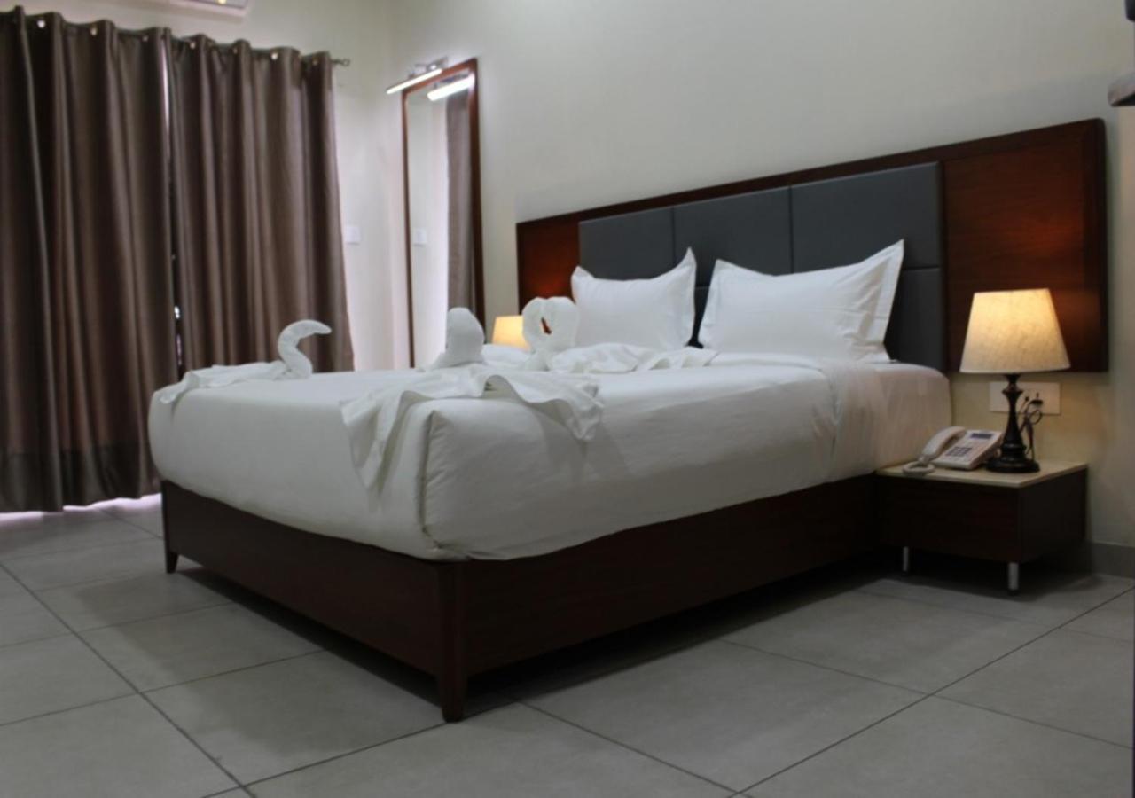 Ixoras Hotel Kinshasa Buitenkant foto