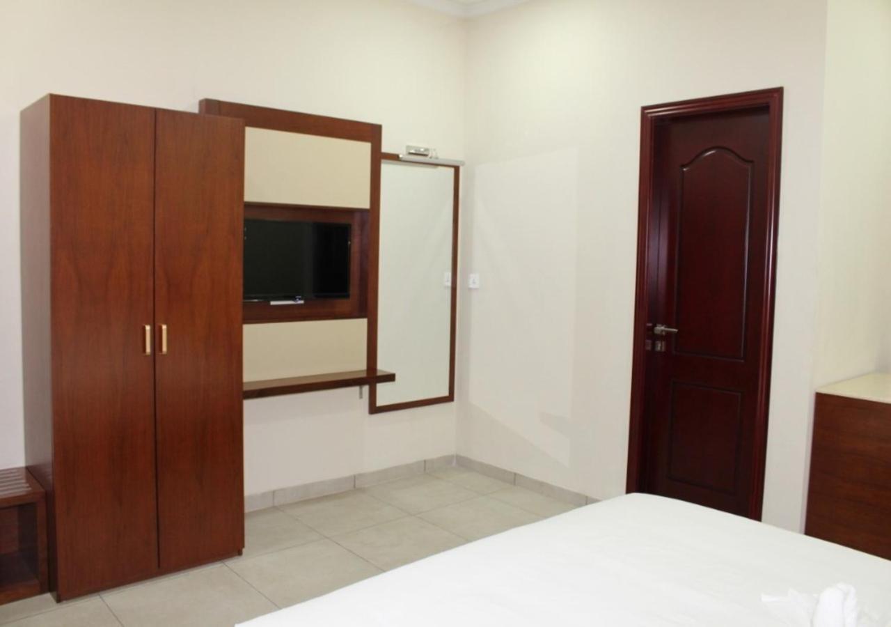 Ixoras Hotel Kinshasa Buitenkant foto