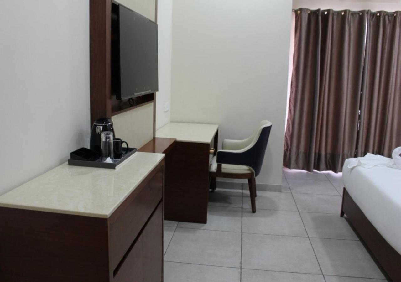 Ixoras Hotel Kinshasa Buitenkant foto