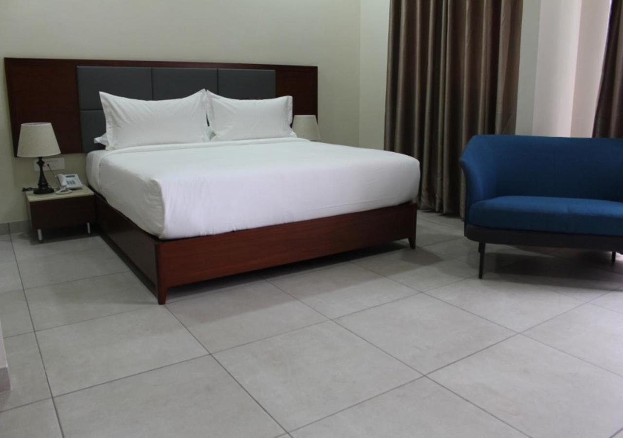 Ixoras Hotel Kinshasa Buitenkant foto