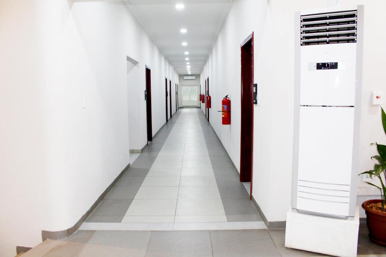 Ixoras Hotel Kinshasa Buitenkant foto