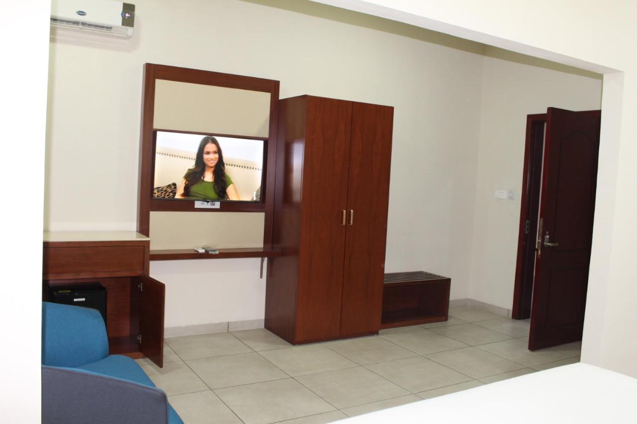 Ixoras Hotel Kinshasa Buitenkant foto