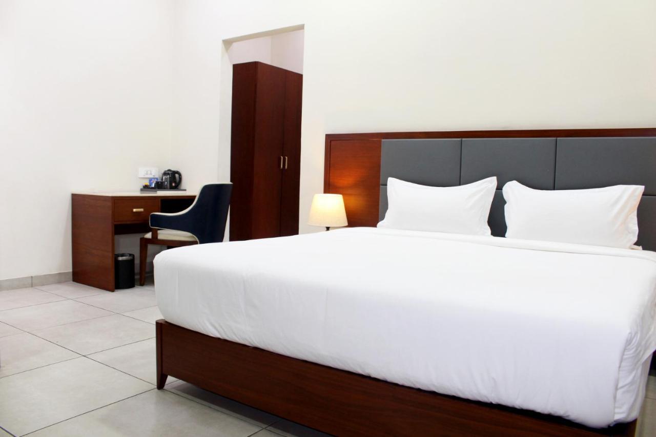 Ixoras Hotel Kinshasa Buitenkant foto
