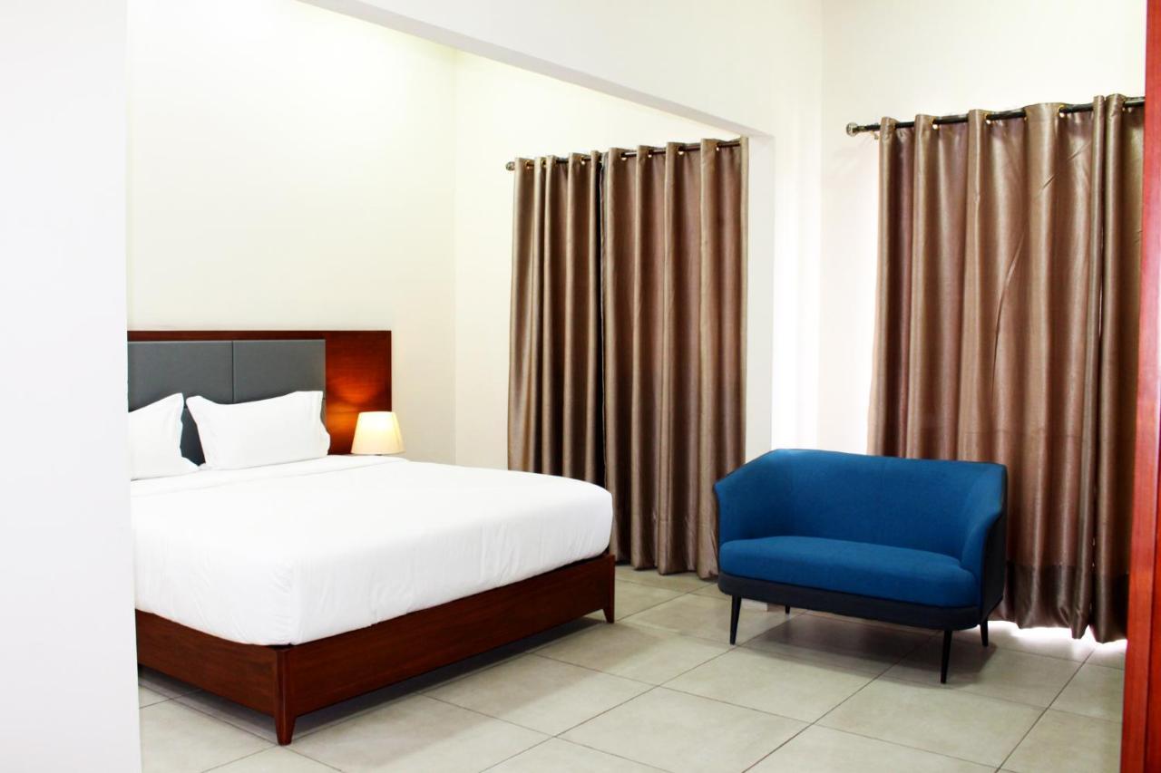Ixoras Hotel Kinshasa Buitenkant foto