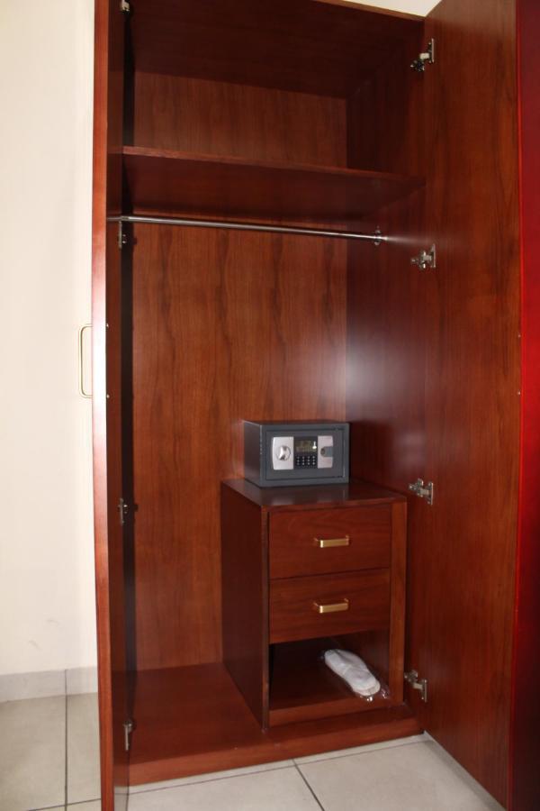 Ixoras Hotel Kinshasa Buitenkant foto
