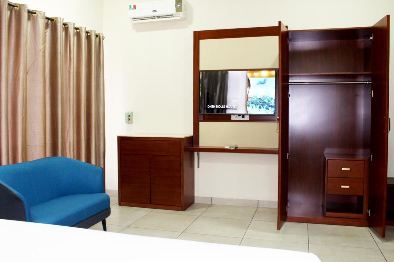 Ixoras Hotel Kinshasa Buitenkant foto