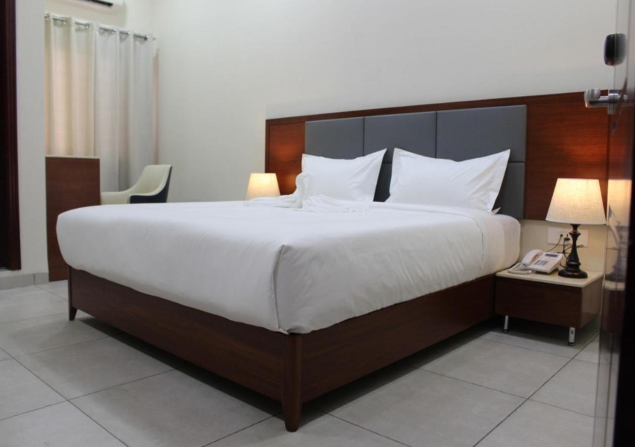 Ixoras Hotel Kinshasa Buitenkant foto