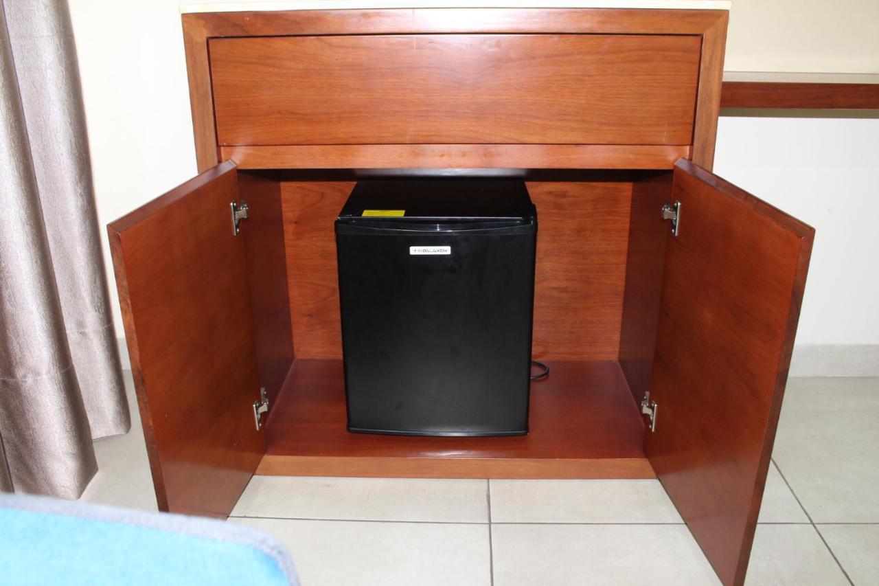 Ixoras Hotel Kinshasa Buitenkant foto