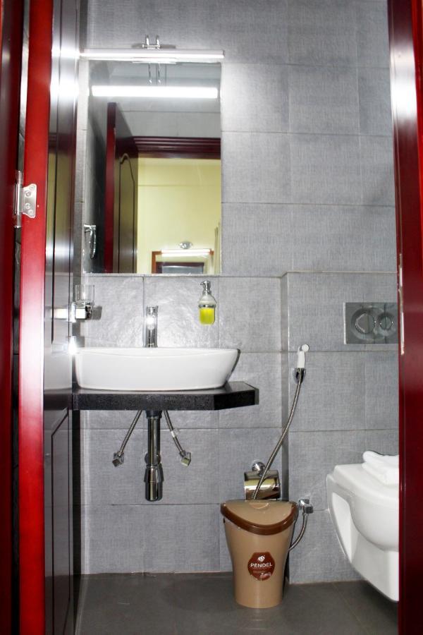 Ixoras Hotel Kinshasa Buitenkant foto