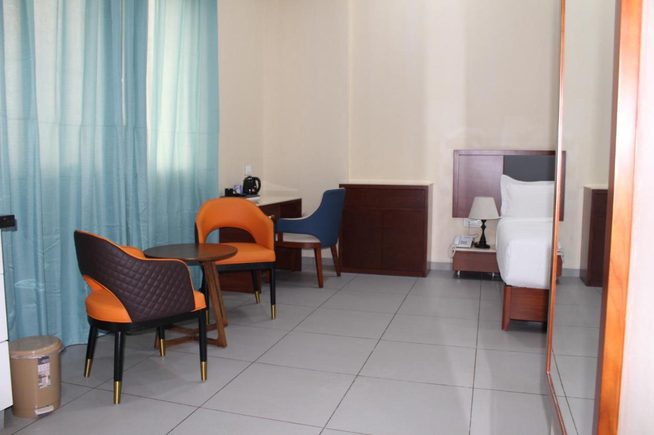 Ixoras Hotel Kinshasa Buitenkant foto