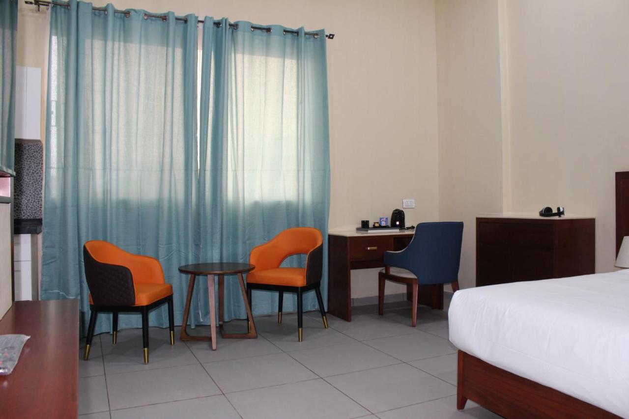 Ixoras Hotel Kinshasa Buitenkant foto