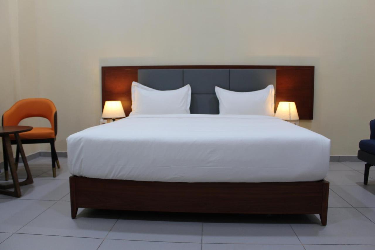 Ixoras Hotel Kinshasa Buitenkant foto