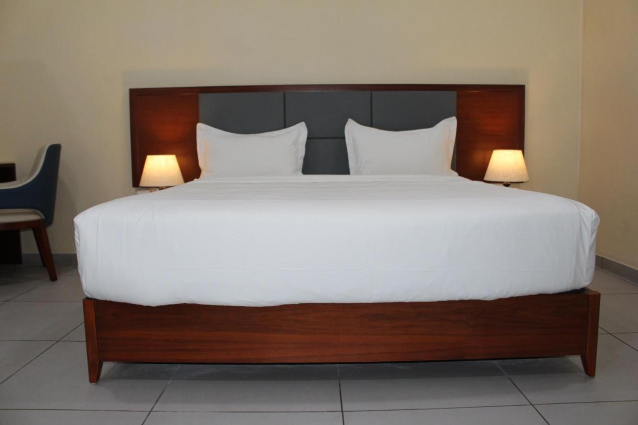Ixoras Hotel Kinshasa Buitenkant foto