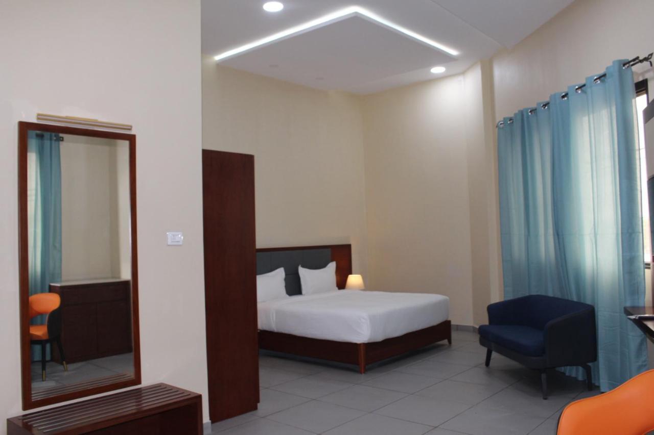 Ixoras Hotel Kinshasa Buitenkant foto