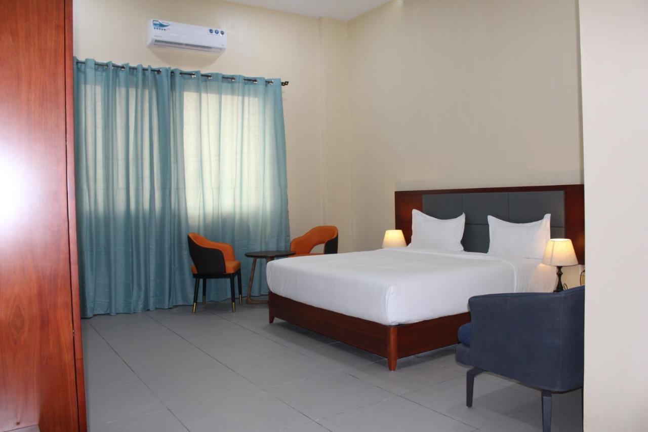 Ixoras Hotel Kinshasa Buitenkant foto
