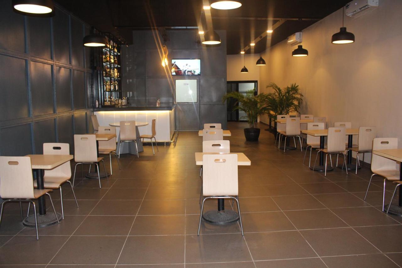 Ixoras Hotel Kinshasa Buitenkant foto