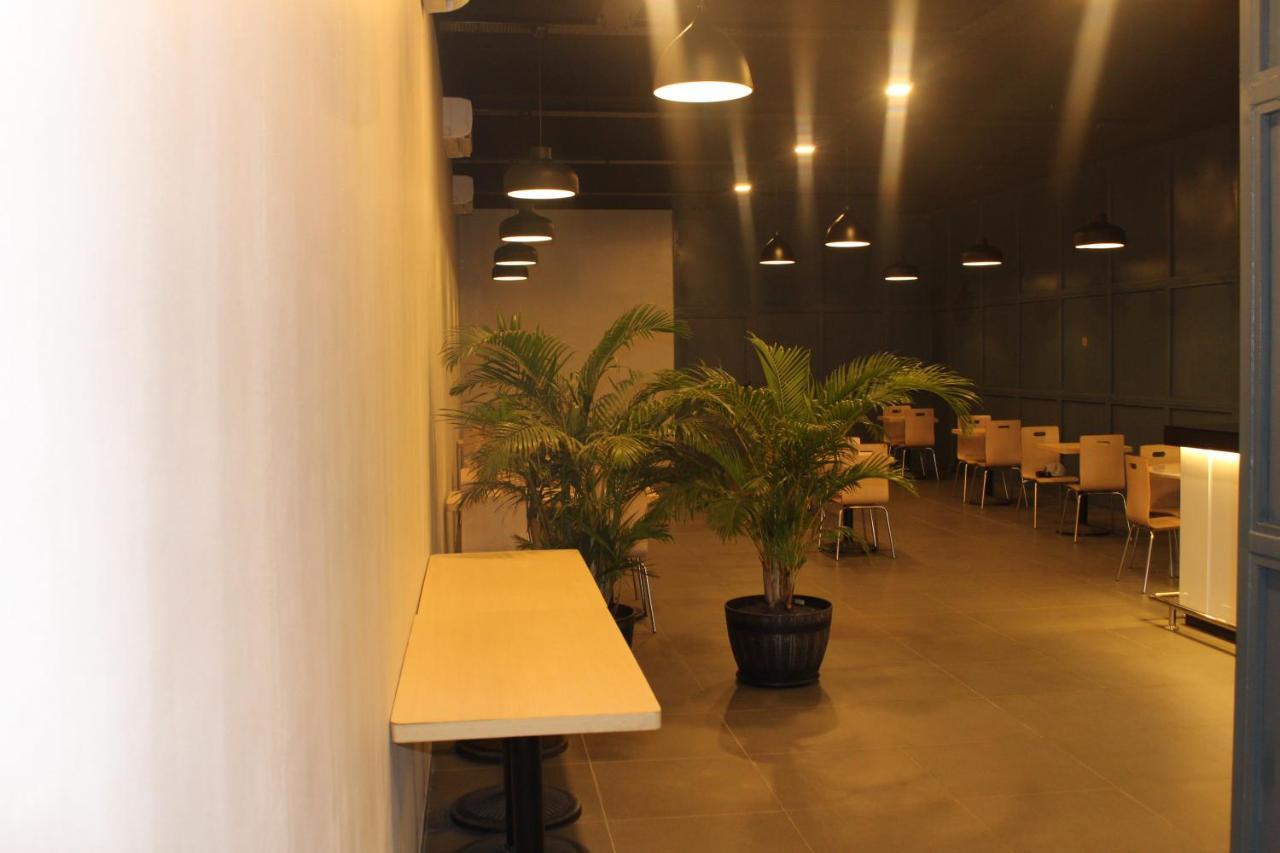Ixoras Hotel Kinshasa Buitenkant foto
